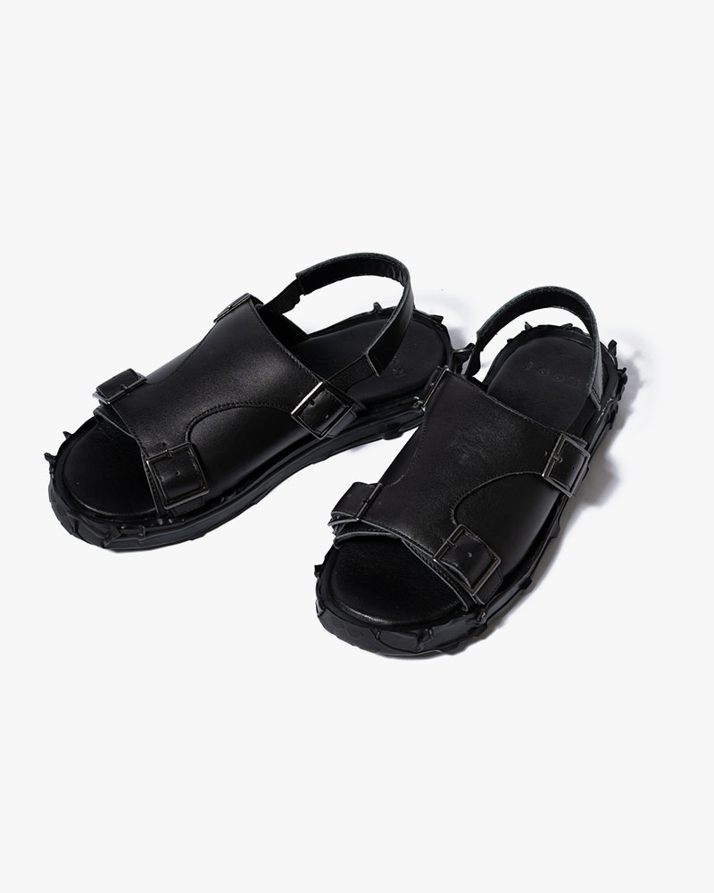 X MONK LEATHER SANDAL -BLACK-