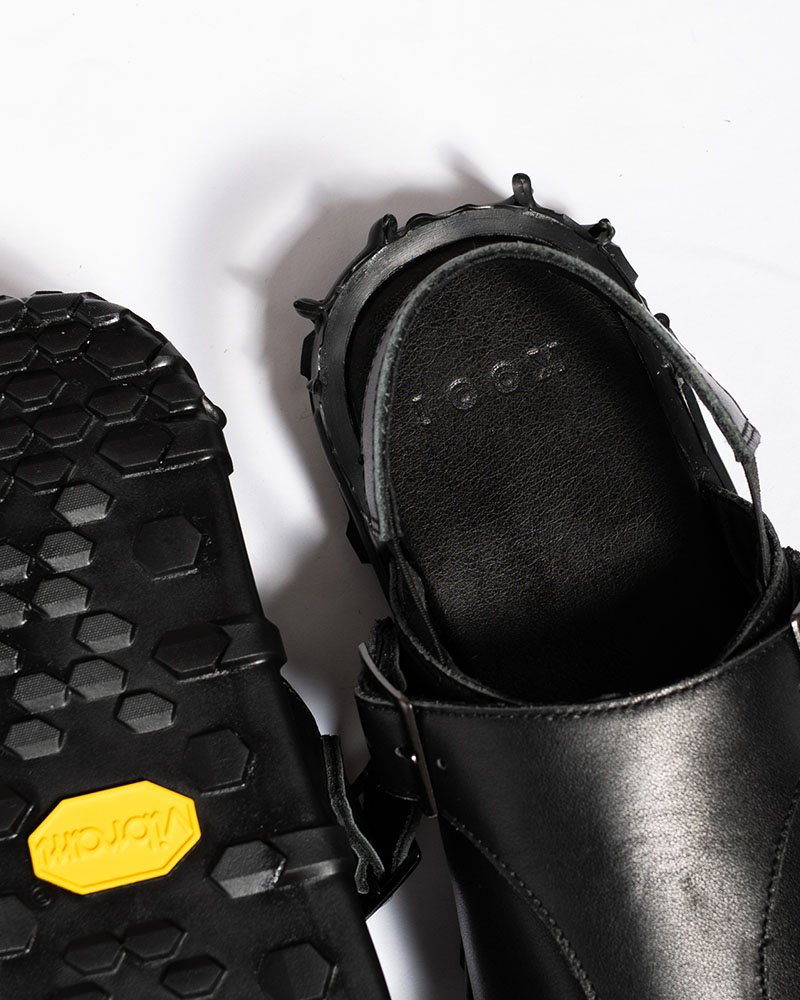 X MONK LEATHER SANDAL -BLACK-