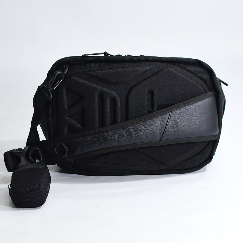 ADJUSTBIG SLING BAG -BLACK-