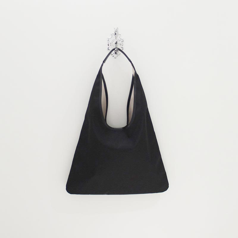 SUNGLASSES FACE TRIANGLE BAG -BLACK-