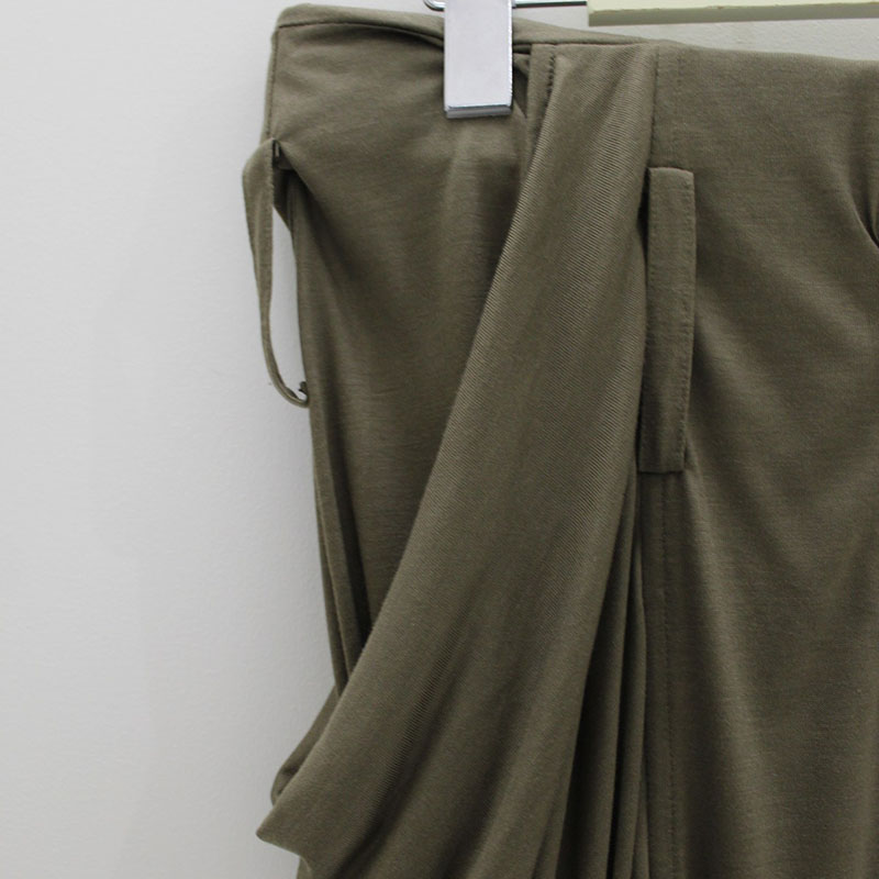 DRAPE POCKET SHORTS -KHAKI-
