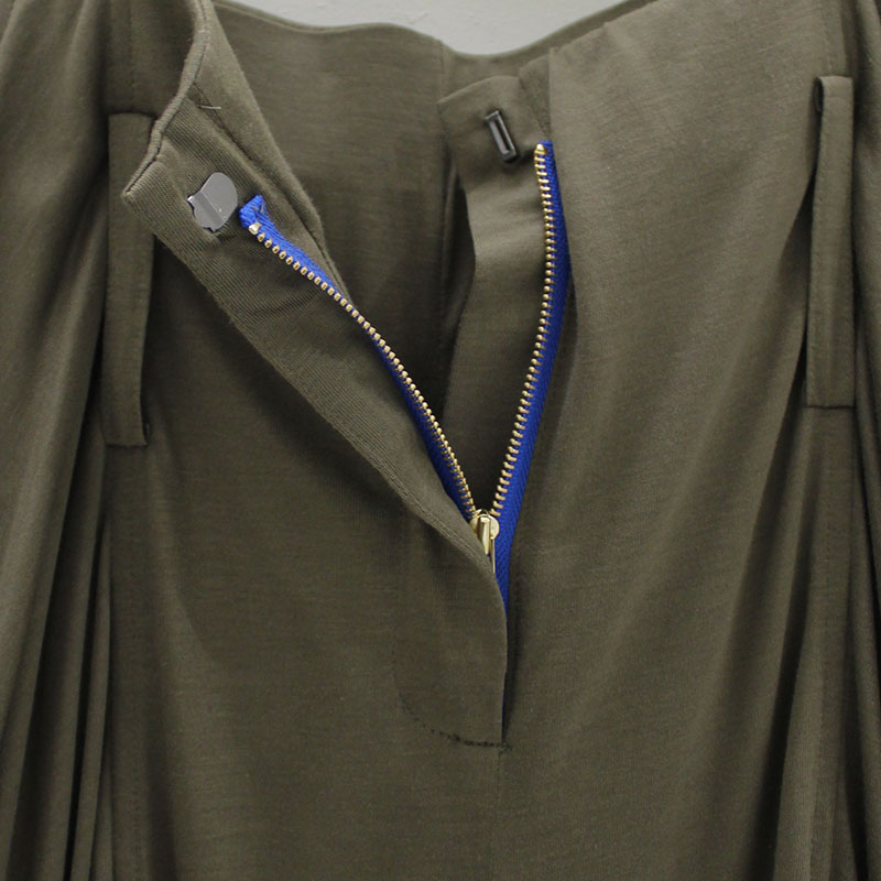 DRAPE POCKET SHORTS -KHAKI-