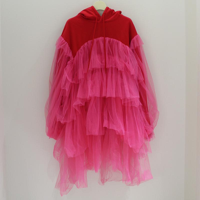 TIERED TULLE TRIMMED HOODIE -RED- | IN ONLINE STORE