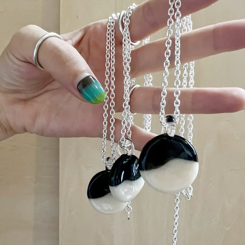 HUG CABLE CHAIN NECKLACE -WHITE/BLACK-